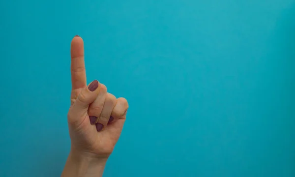 Vrouwenhanden Tonen Symbolen Gebaren Gebaren Met Geïsoleerde Handen Een Blauwe — Stockfoto