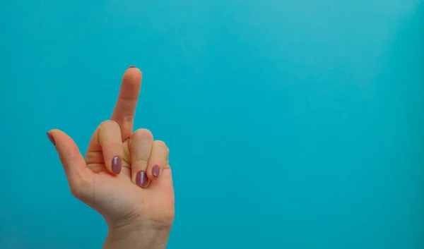 Vrouwenhanden Tonen Symbolen Gebaren Gebaren Met Geïsoleerde Handen Een Blauwe — Stockfoto