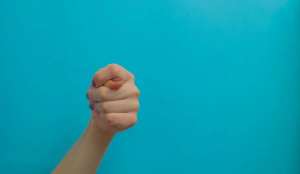 Жіночі Руки Показують Символи Жести Жести Руками Ізольовані Синьому Фоні — стокове фото