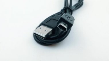 Beyaz arka planda siyah USB kablosu