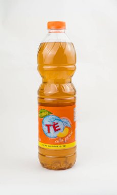 Roma İtalya, 22 Mart. 2020 yılı. Beyaz arka planda şeftali aromalı plastik buzlu çay..