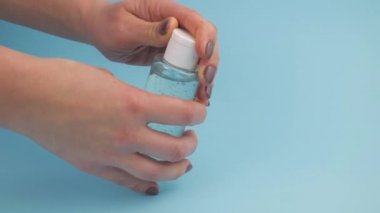 Alkol jeli ile temiz el yıkama antiviral bakteri bakım mavi arka planda yukarıdan kirli cilt