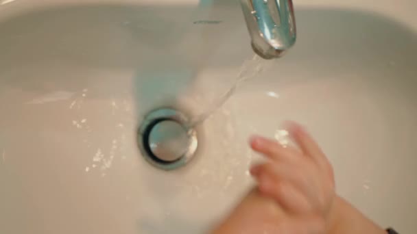 Słodki chłopczyk myje ręce żelem do mycia rąk w zlewie. Idea czystej ręki. Opieka zdrowotna Ochrona koronawirusów — Wideo stockowe