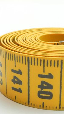 Beyaz arkaplanda izole edilmiş şerit ölçülüyor.