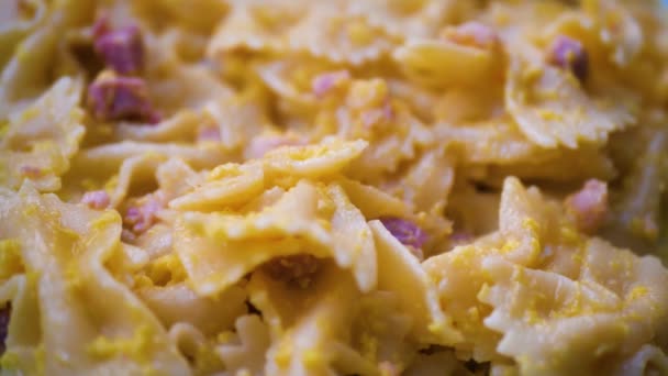 Vers gekookte Italiaanse carbonara pasta in een bord — Stockvideo