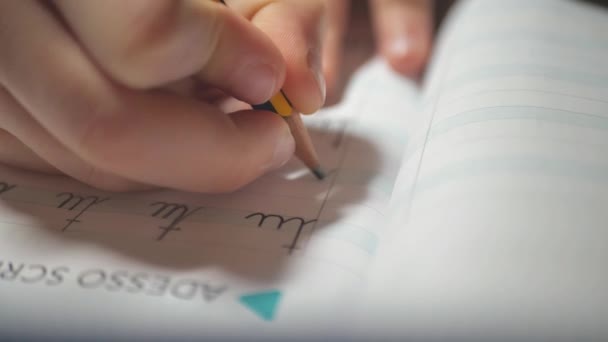 Estudiante de primer grado escribe cartas, toallitas de lavado, primer plano ... — Vídeo de stock