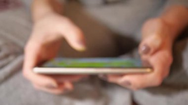 Mavi arka plan ışıl ışıl, nazikçe parıldıyor