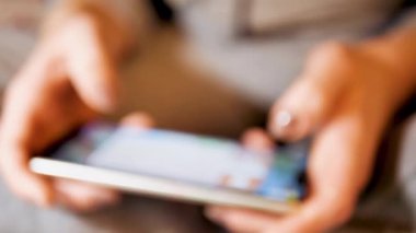 Telefonda oyun oynayan kız bulanıklaşıyor