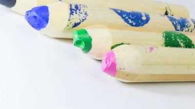 Sanat ve kopya alanı ile beyaz arka plan üzerinde renkli pastel kalemler üçgen şekli ile yaratıcı kavramlar çizim. En iyi manzara, yakın çekim, banner tasarımı için.