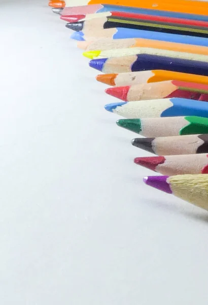 Művészeti Kreatív Koncepciók Színes Zsírkréta Ceruzák Háromszög Alakú Támaszkodva Fehér — Stock Fotó