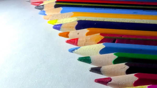 Искусство Рисование Творческих Концепций Цветных Карандашей Треугольной Формой Белом Фоне — стоковое фото