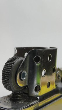 Benzin çakmağı. Tasarımın için yüzeye yakın çekim yap. Rüzgâra dayanıklı çakmak beyaz arka planda izole edilmiş. Boş puro çakmağı modeli ögesi.