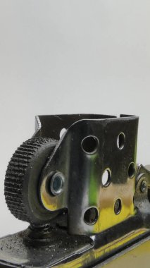 Benzin çakmağı. Tasarımın için yüzeye yakın çekim yap. Rüzgâra dayanıklı çakmak beyaz arka planda izole edilmiş. Boş puro çakmağı modeli ögesi.