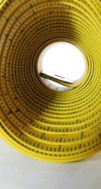 Beyaz arkaplanda izole edilmiş şerit ölçülüyor.