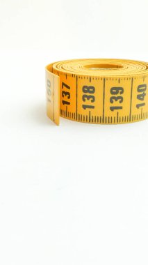 Beyaz arkaplanda izole edilmiş şerit ölçülüyor.