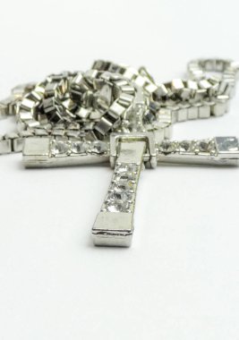 Gümüş Hıristiyan haçı kolyesi beyaza izole edilmiş. Zincirdeki gümüş haç.