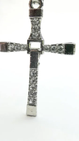 银白色的基督教十字架项链 链子上的银质交叉 — 图库照片
