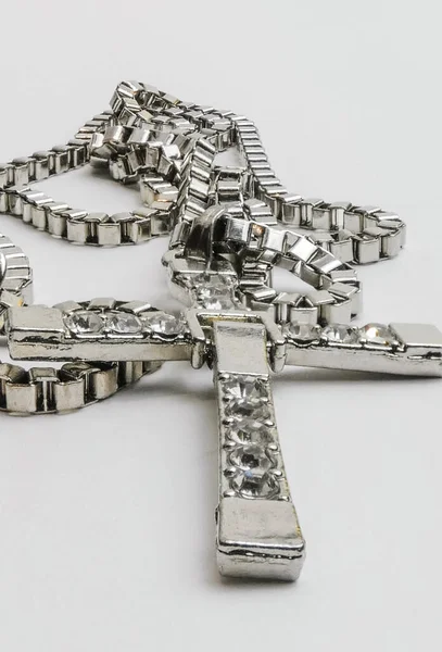 Срібне Християнське Намисто Хреста Ізольоване Білому Хрест Срібла Ланцюзі — стокове фото