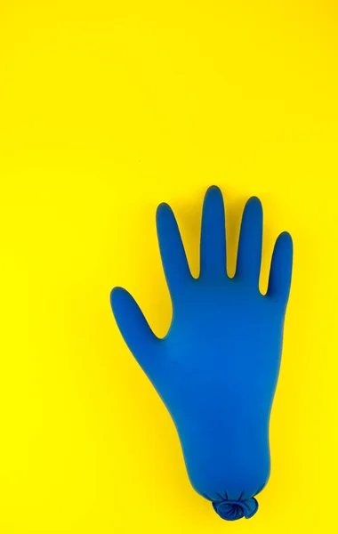 Aufgeblasene Blaue Medizinische Handschuhe Auf Gelbem Hintergrund Das Konzept Ist — Stockfoto