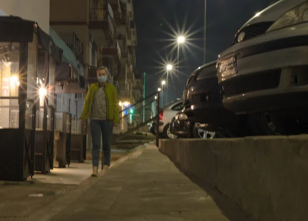 Chica Con Máscara Sentada Las Escaleras Por Noche Aire Libre — Foto de Stock