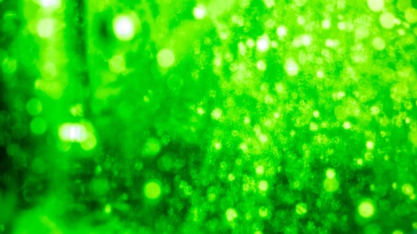 Abstrakcyjne Tło Bańka Wody Gazowanej Zielonej Szklanej Butelce Gradientową Listwą — Zdjęcie stockowe