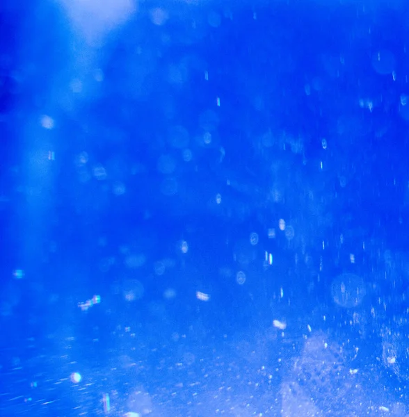 淡水中的气泡很适合背景 蓝色肥皂泡漂浮 — 图库照片