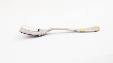 Beyaz arkaplanda paslanmaz çelik çay kaşığı izole edilmiş..