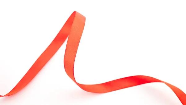 Beyaz arkaplandaki kırmızı kurdeleyi kapat.