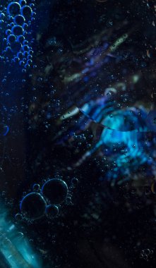 Modern tasarım arka planı için su üzerindeki yağ damlası görüntüsü.