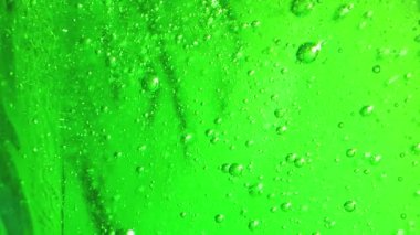 Milyonlarca yeşil baloncuk sıvı bir ortamdan yükseliyor. Bu klip rahatlatıcı ve garip. Muhtemelen yeşil ekran kullanımı veya arkaplan için harika bir seçim