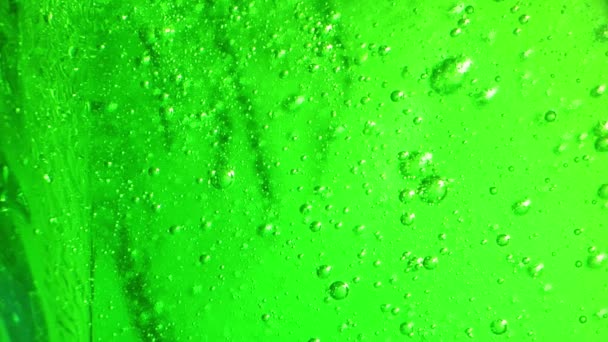 Экстремальный макрос зеленого геля и интенсивные пузыри внутри него — стоковое видео