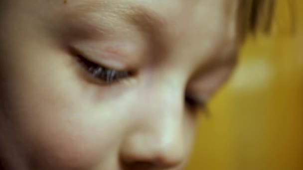 Chłopiec z zamkniętymi smutnymi oczami, zbliżenie twarzy — Wideo stockowe