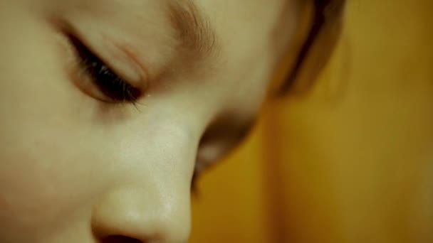 Chlapec se zavřenýma smutnýma očima, tvář detailní — Stock video