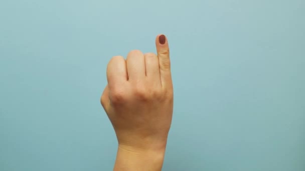 女性は指で1から5の数字を示しています。国際手話。クリア数学 — ストック動画
