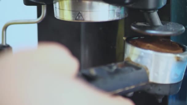 Barista no trabalho. O processo de fazer café. fazendo café na máquina de café — Vídeo de Stock