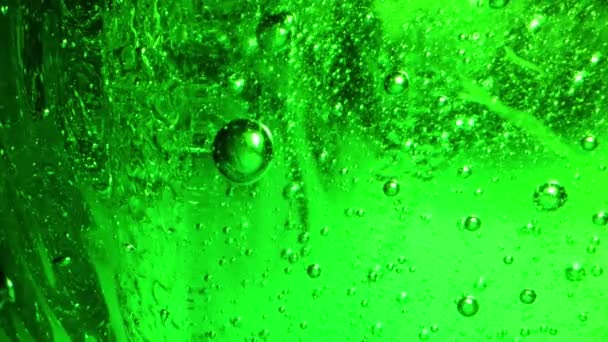 Macro extrema de gel verde e bolhas intensivas dentro dele — Vídeo de Stock