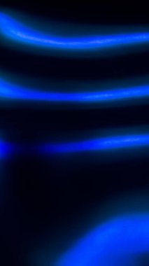 Temiz suda hava kabarcıkları. Arka planda kalmak için güzel. Mavi sabun köpükleri yüzüyor.