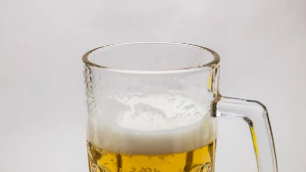 白色底座上有手柄的不完全啤酒杯 — 图库照片