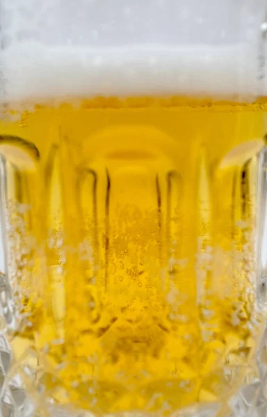 在玻璃杯中倒入泡沫啤酒 背景为前景色波浪形泡沫质感 饮酒节假日 — 图库照片
