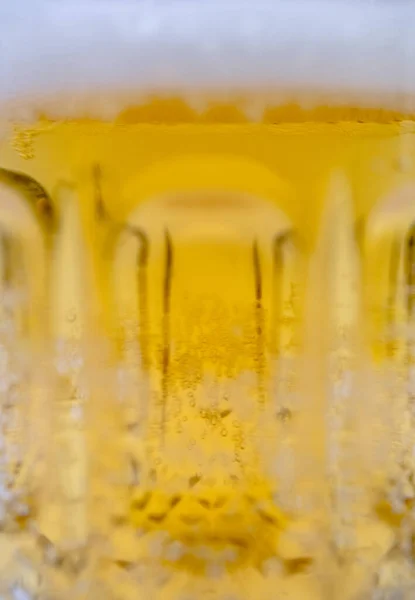 在玻璃杯中倒入泡沫啤酒 背景为前景色波浪形泡沫质感 饮酒节假日 — 图库照片