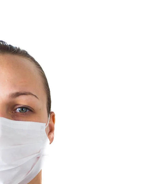 Красивая женщина носит медицинскую маску для лица из-за воздуха, белого фона, копировального пространства — стоковое фото