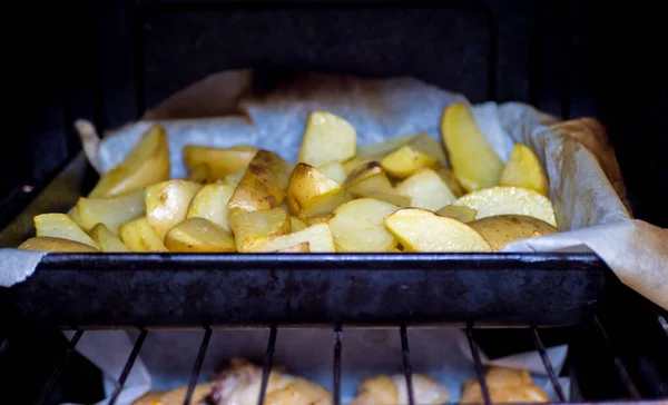 Fırında pişmiş patates dilimleri. Fırında patates kızartması var. Kapatın..