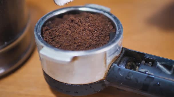 The process of making coffee, picking up coffee, tamping coffee footage video 4k — Stock Video