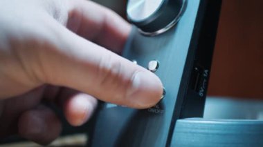 Ofisteki adam, düğmeye basan ışığı aç.