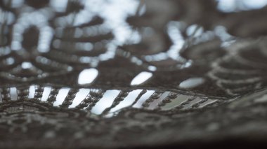 Çiçek deseni. Bir buket çiçeğin üzerinde büyüyor. Tül faturasını dik.