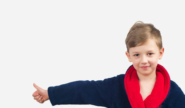 Маленький Хлопчик Халаті Показує Великі Пальці Вгору Після Вечірньої Ванни — стокове фото