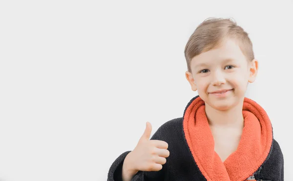 Chłopiec Szlafroku Pokazuje Kciuk Górę Białym Tle — Zdjęcie stockowe