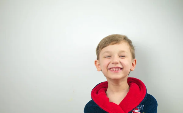 Piękne Dziecko Niebieskim Szlafroku Śmiech Wyraz Twarzy Zbliżenie Białym Tle — Zdjęcie stockowe