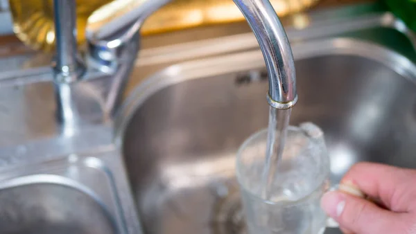 Zuigt Water Uit Kraan Een Glazen Beker Dorst Watervoorziening Helder — Stockfoto