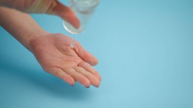 Temizlik için alkol jeli kullanan insan eli plastik şişe. Salgın hastalık bulaşması ya da koronavirüs. Boşluğu kopyala